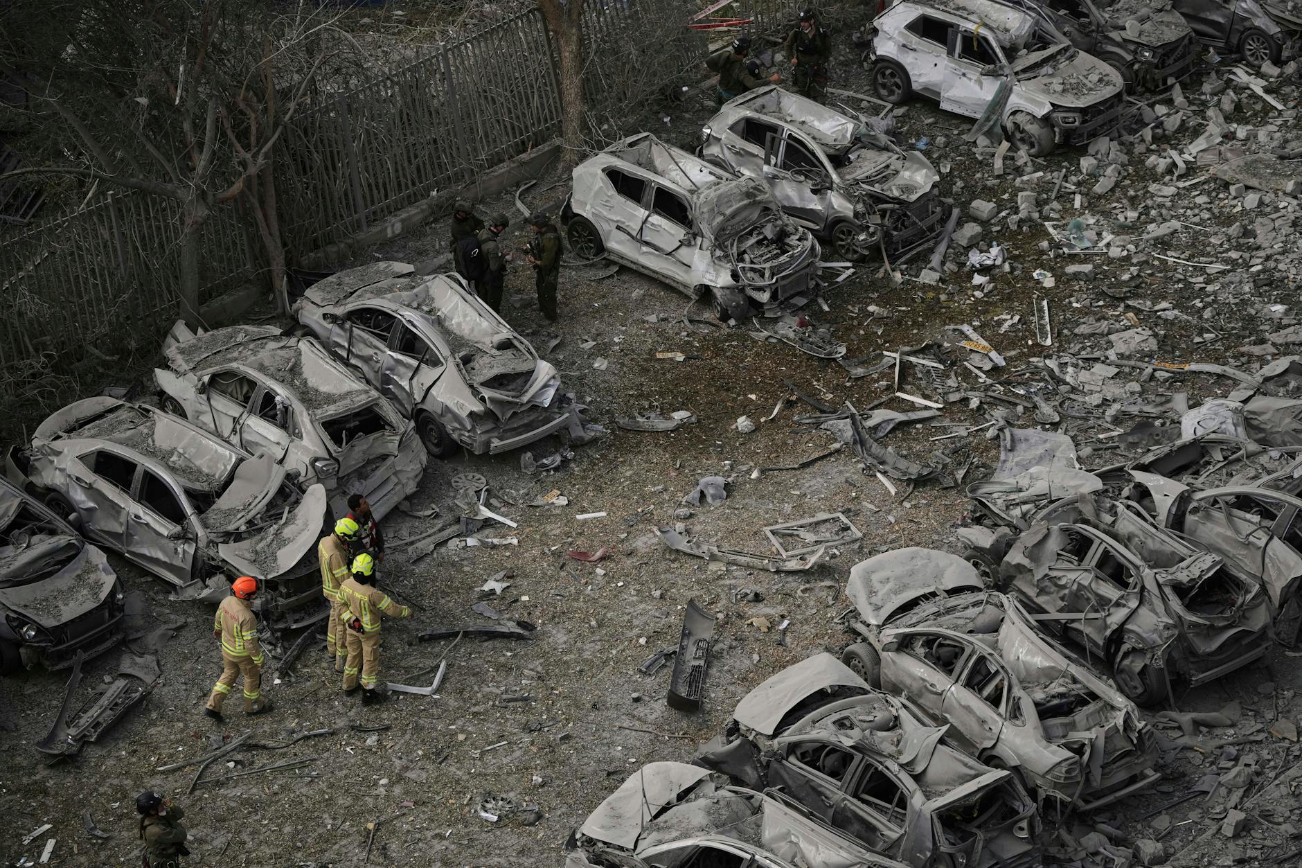 Israelische Rettungskräfte am Ort eines Raketeneinschlags in einem Wohngebiet in Be’er Scheva am 24. Juni