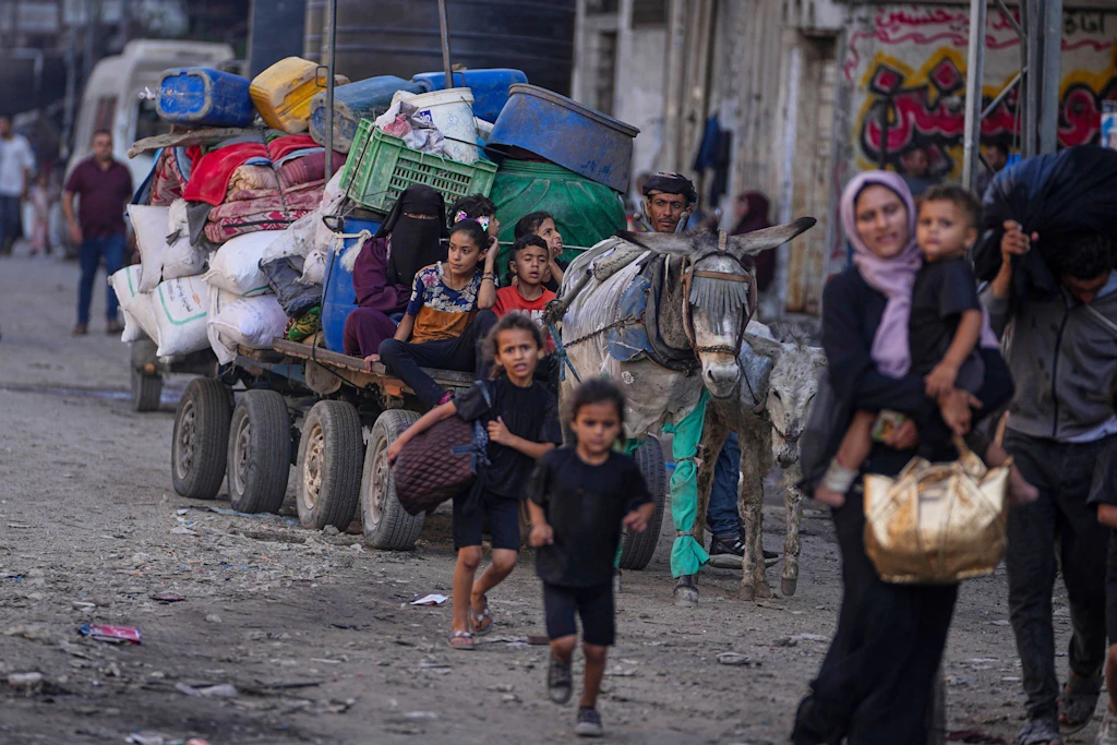 Vertriebene Palästinenser fliehen aus dem Flüchtlingslager Dschabalia, nachdem die israelische Armee die Evakuierung von Gaza-Stadt angeordnet hat.