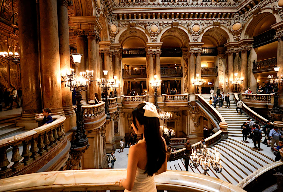 Blick ins lichtdurchflutete und wohltemperierte Foyer der Opera Garnier in Paris.