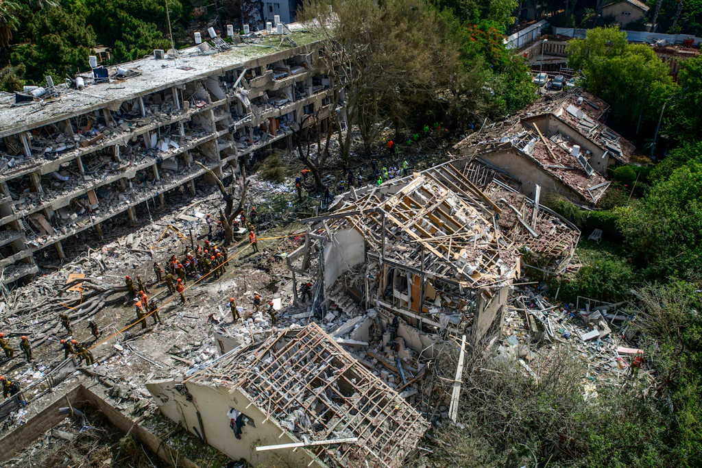 Zerstörung durch iranische Raketenangriffe in Tel Aviv