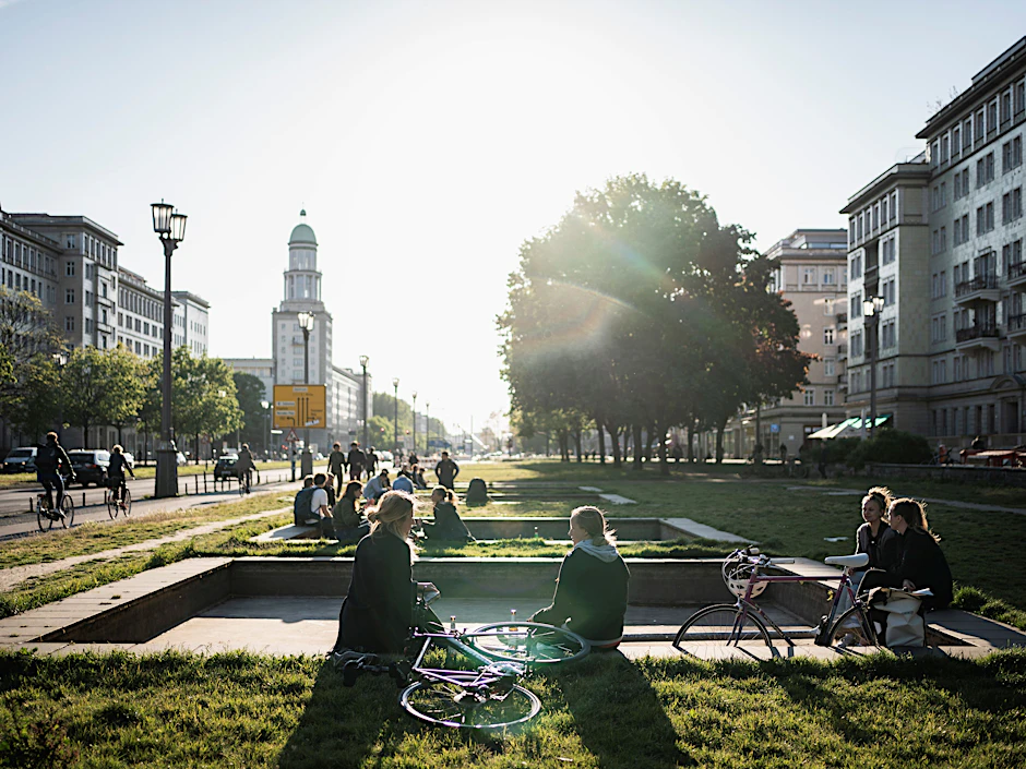 Die Frankfurter Allee war nie das Ziel – aber sie ist der Ort, um den sich das Leben unserer Autorin nun abspielt. Zwischen Sirenen, Fahrradklingeln und schnellen Schritten entsteht ein Alltag, den sie nicht geplant hat, der aber geblieben ist.