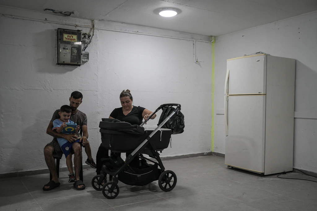 Menschen in einem Luftschutzbunker in Ashkelon während eines Raketenangriffs des Iran auf Israel