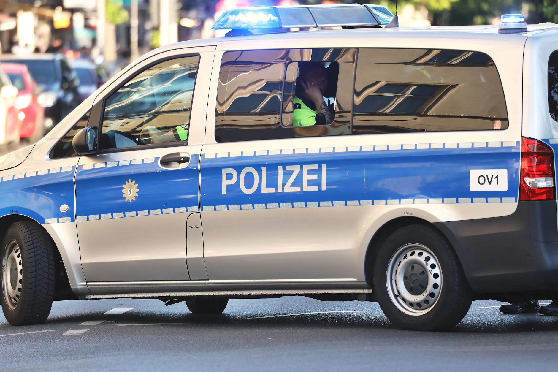 Ein Einsatzfahrzeug der Polizei in der Lichtenberger Weitlingstraße.
