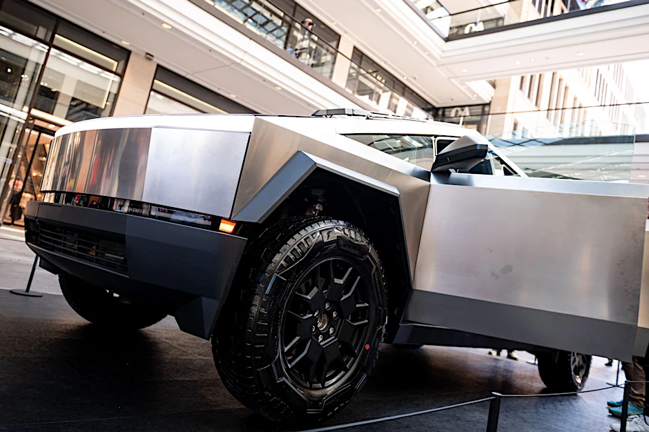 Markante Edelstahl-Karosse: der Cybertruck 2024 bei der Vorstellung in der Mall of Berlin