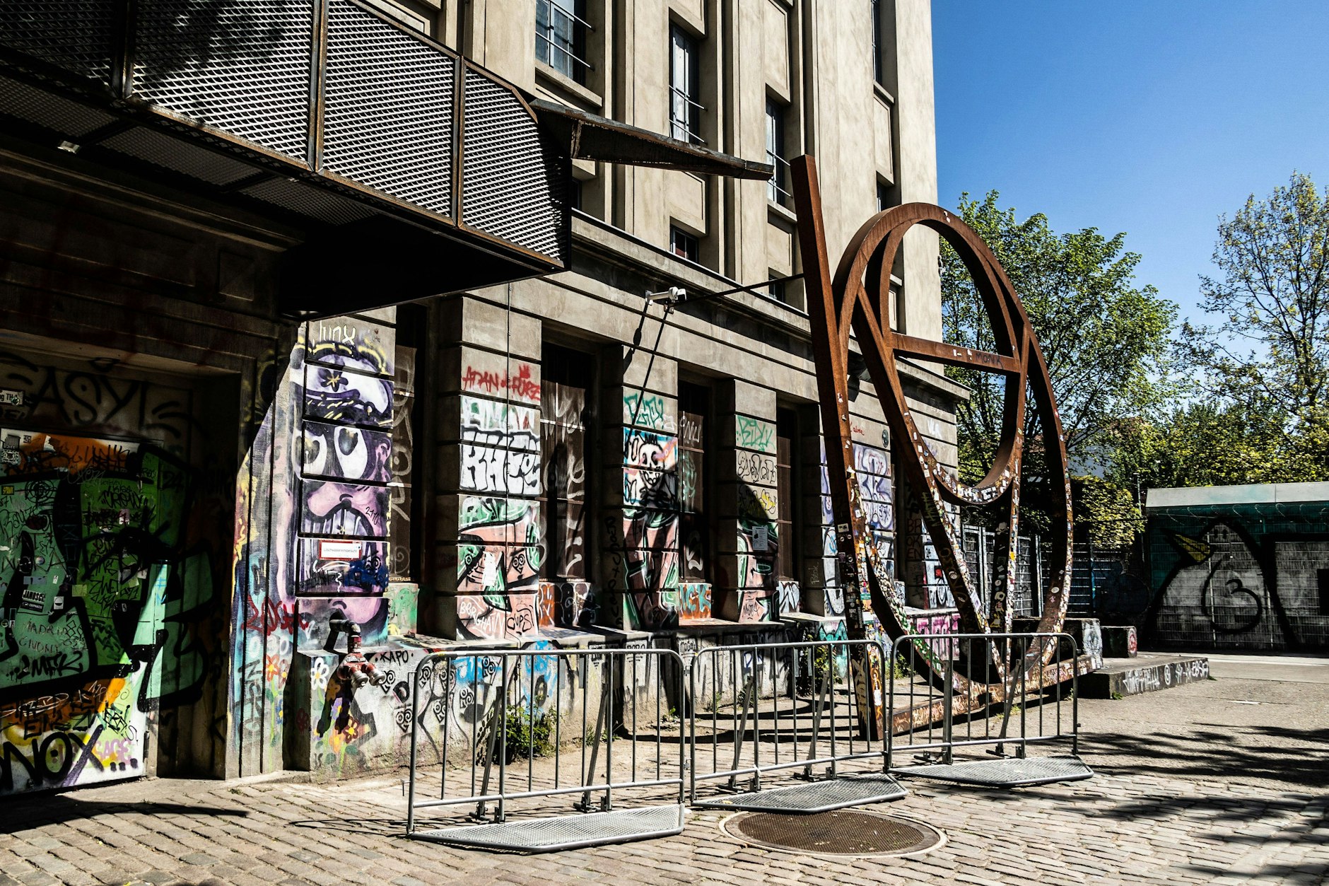 Weltbekanntes Gebäude mit viel weniger bekanntem Fahrstuhl: das Berghain in Friedrichshain