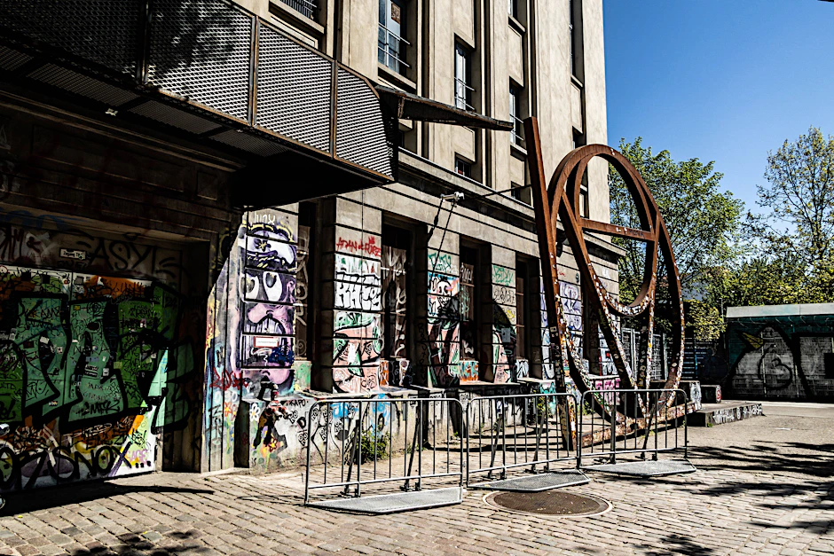 Weltbekanntes Gebäude mit viel weniger bekanntem Fahrstuhl: das Berghain in Friedrichshain