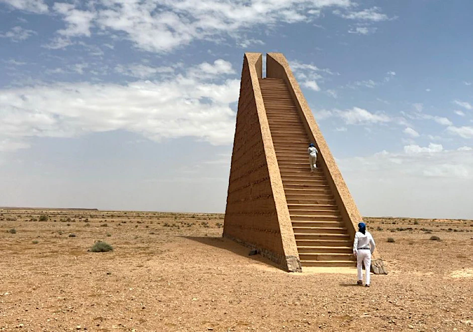 Die Himmelstreppe von Hannsjörg Voth, mitten in der Wüste