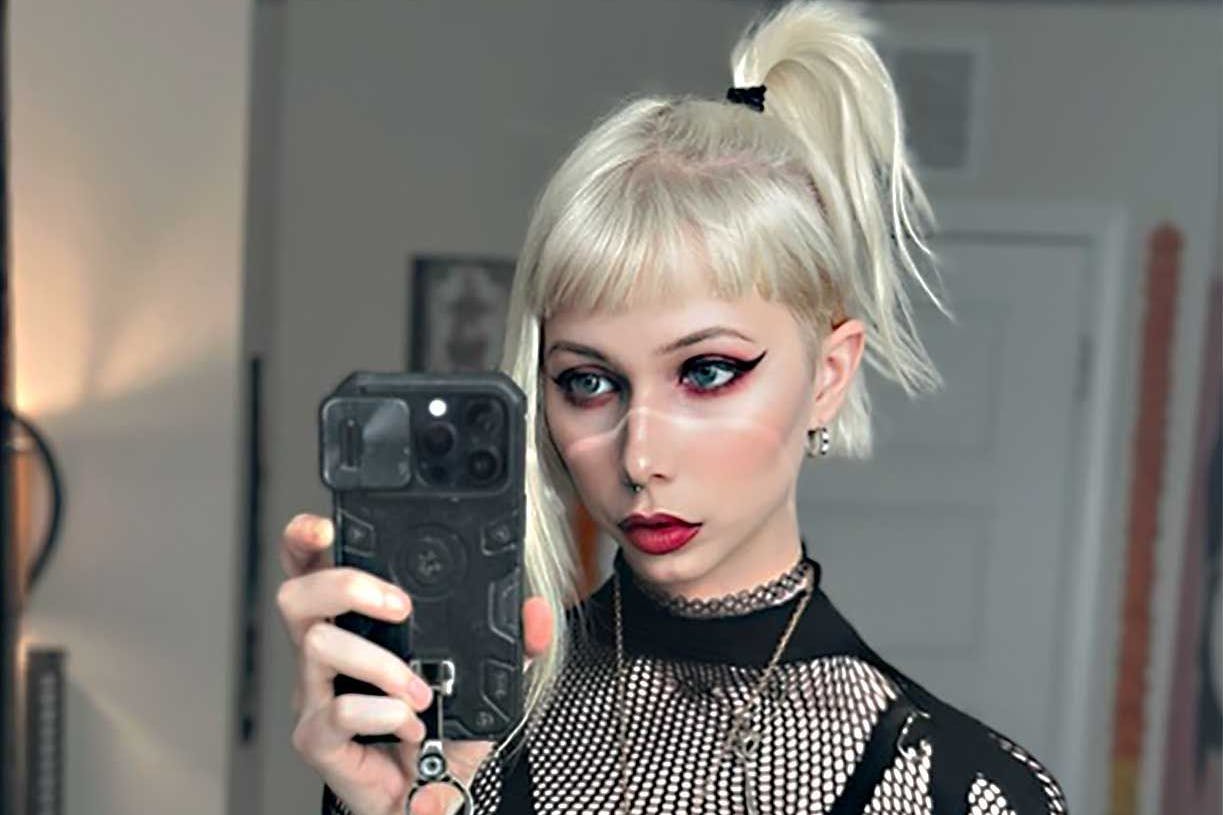 Dani Sophia sagt, sie sehe aus wie ein „chaotisches queeres Mädchen mit hohem Body-Count“.