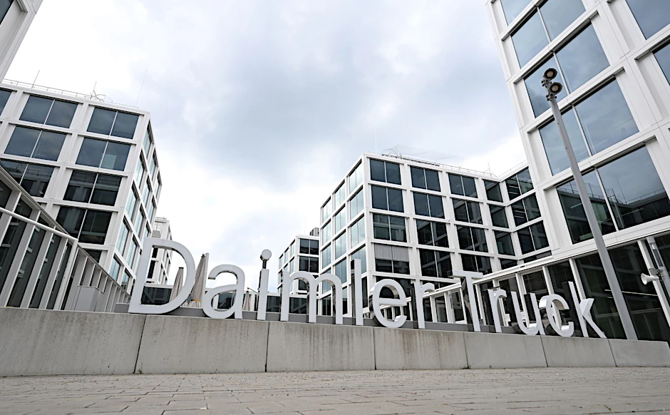 Das Logo des Nutzfahrzeugherstellers Daimler Truck vor der Firmenzentrale in Leinfelden-Echterdingen