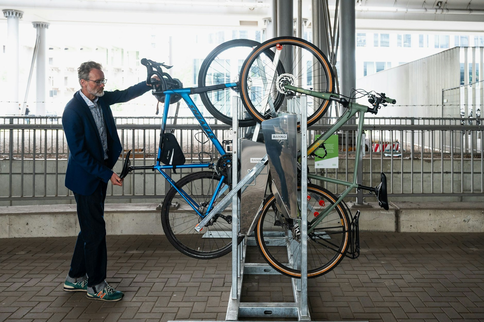 Das Ideal: Im „Testfeld Fahrradparken“ stellt Ludger Palz Ideen vor, wie Räder platzsparend abgestellt werden können.