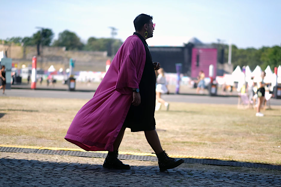 Ein Mann geht über das Lollapalooza in Berlin.