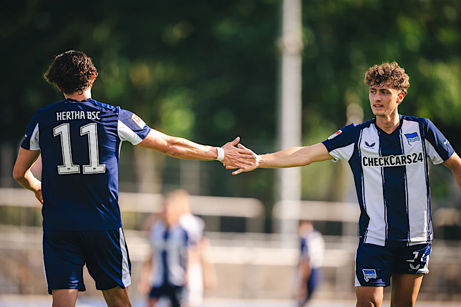 Fabian Reese und Maurice Krattenmacher (v.l.) haben beim Test von Hertha BSC gegen Havelse bereits gut harmoniert.