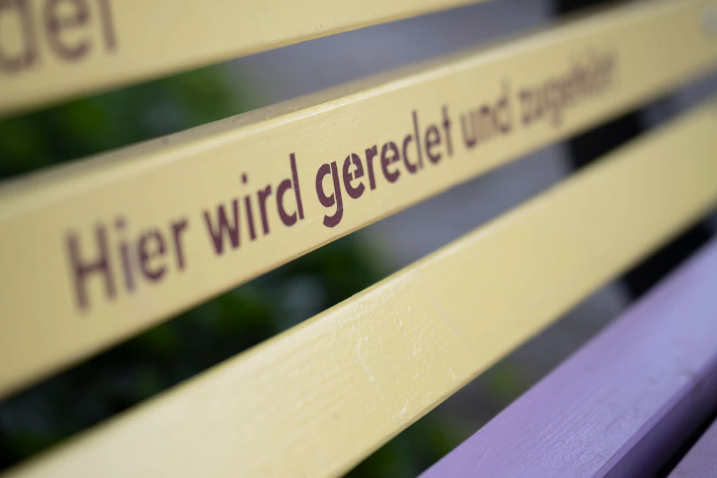 Kein Verweilplatz für die Einsamkeit: eine Quasselbank.