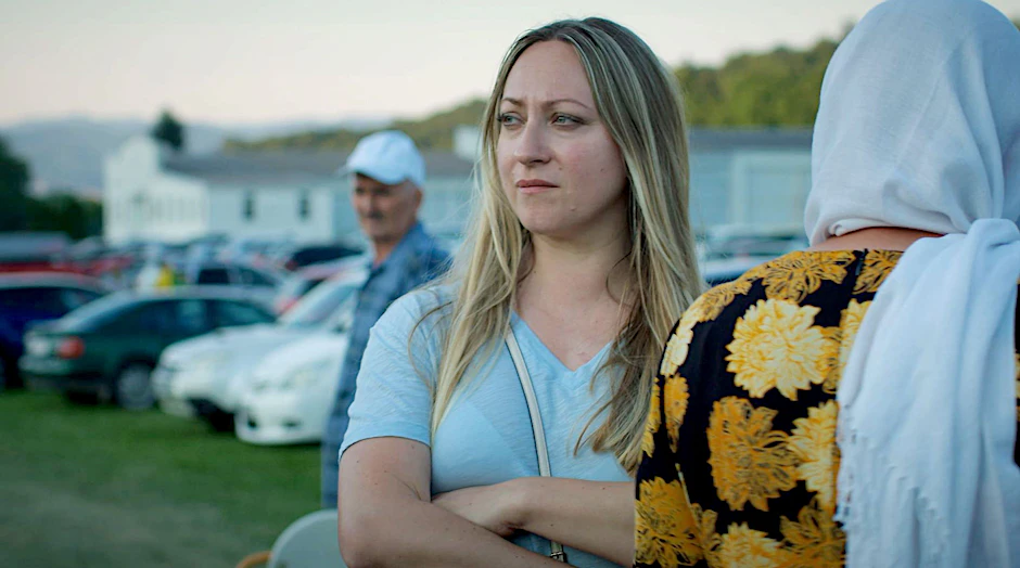 Alisa in Potočari am Tag des Gedenkens an den Völkermord von Srebrenica