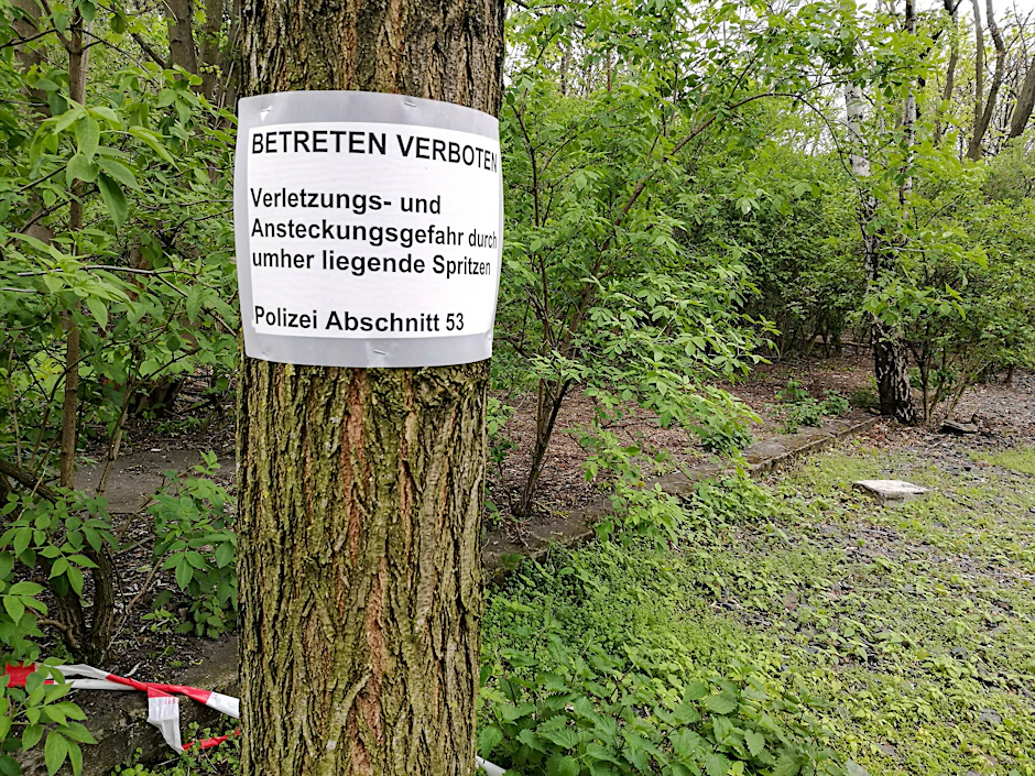 Wenig bekannt, wenig einladend: Der Elise-Tilse-Park in Kreuzberg muss auch schon mal abgesperrt werden – hier 2017 wegen umherliegenden Drogenbestecks.