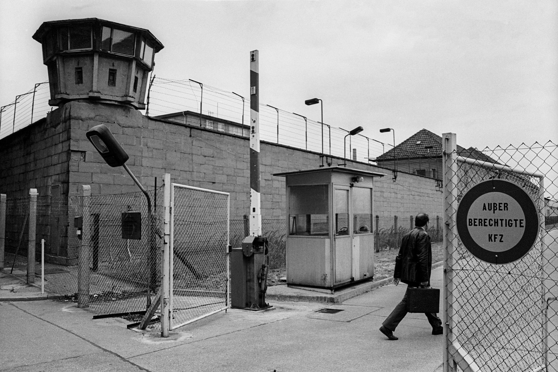 Das ehemalige Stasi-Gefängnis in Hohenschönhausen kurz nach der Wiedervereinigung 1991