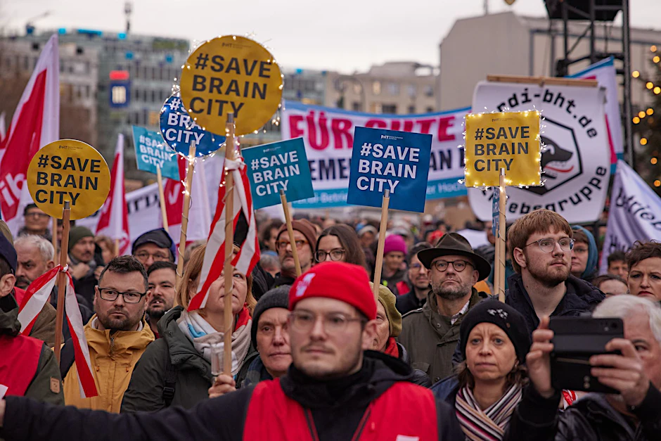 Bereits im Dezember demonstrierten Hunderte Menschen aus der Berliner Wissenschaft vor dem Abgeordnetenhaus gegen die geplanten Kürzungen im Wissenschaftsetat.