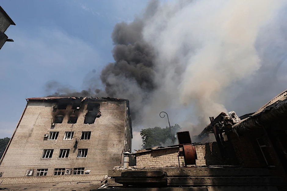 Rettungskräfte löschen in Saporischschja ein Feuer in einem Gebäude, das durch einen russischen Drohnenangriff zerstört wurde.