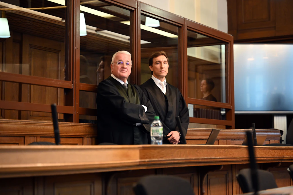 Axel Weimann (l.) und sein Kollege Johannes Rauwald verteidigen den Angeklagten.
