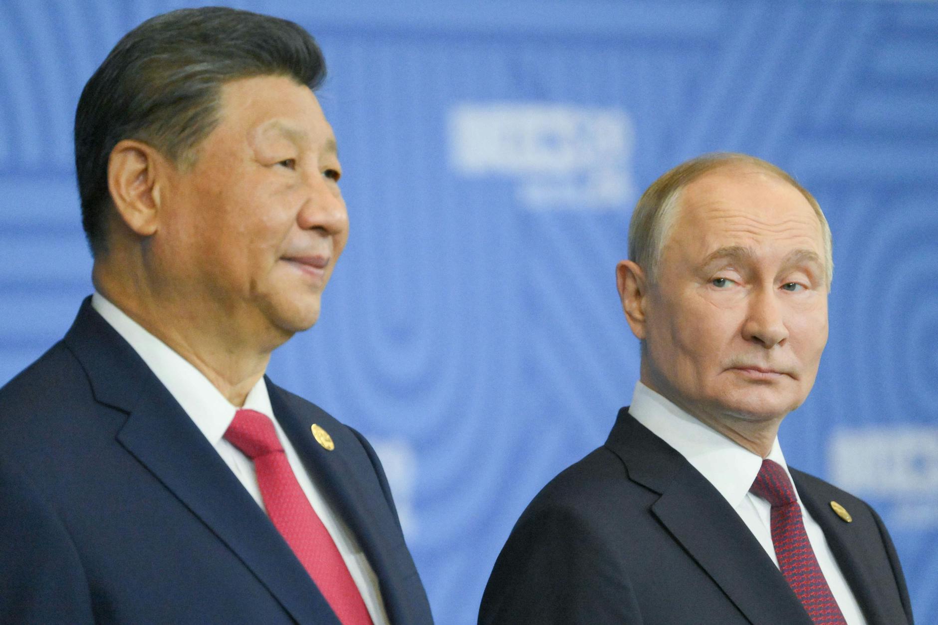 Wladimir Putin steht neben Xi Jinping während des 16. Brics-Gipfels.