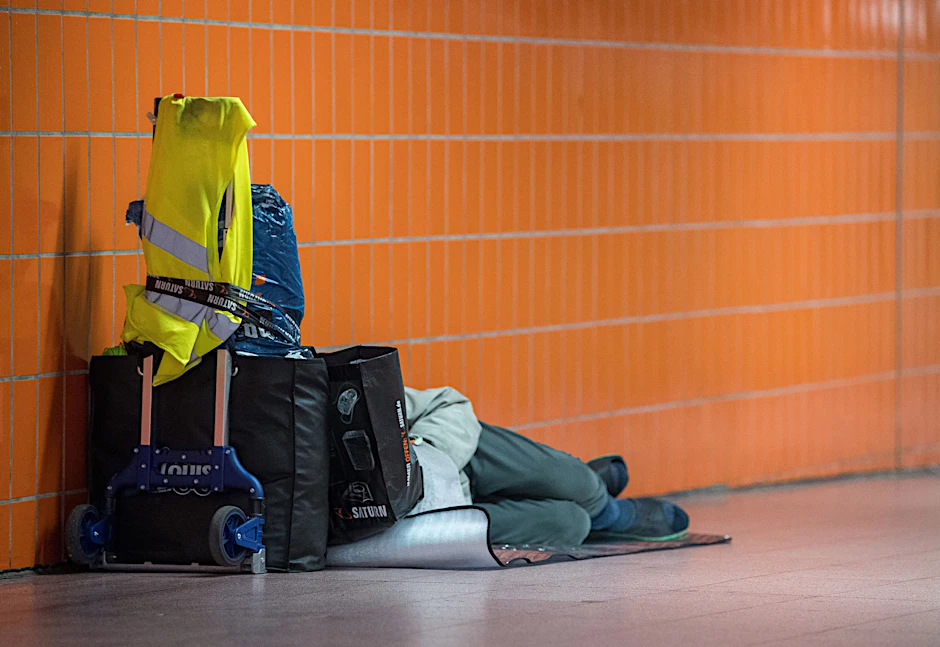 Ein obdachloser Mann in einer U-Bahn-Station