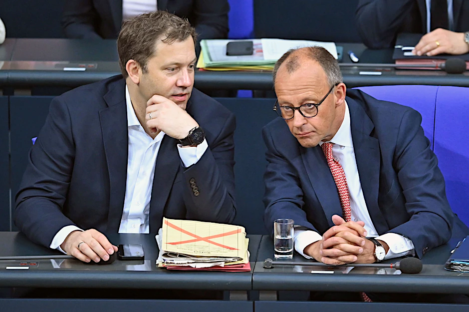 Bundeskanzler Merz und Finanzminister Lars Klingbeil nehmen am Dienstag an der Generaldebatte zum Haushalt im Plenum des Bundestags teil.