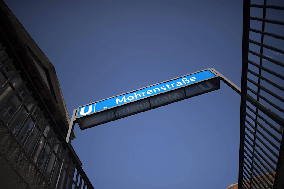 Hier soll nun bald Anton-Wilhelm-Amo-Straße stehen, nach dem ersten bekannten&nbsp;<a href="https://de.wikipedia.org/wiki/Philosoph">Philosoph</a>en <a href="https://de.wikipedia.org/wiki/Afrika">afrikanischer</a> Herkunft in <a href="https://de.wikipedia.org/wiki/Deutschland">Deutschland</a>.