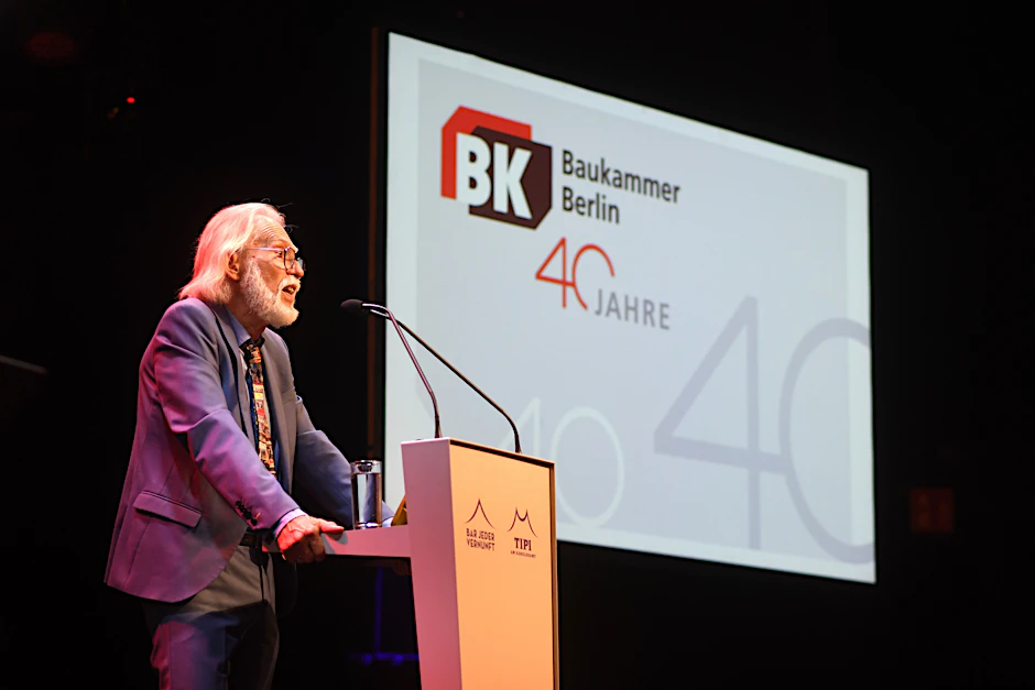 „1985 war Berlin eine geteilte Stadt – zwei Systeme, zwei Welten“: Kammerpräsident Ralf Ruhnau bei seiner Rede zum Jubiläum der Baukammer.