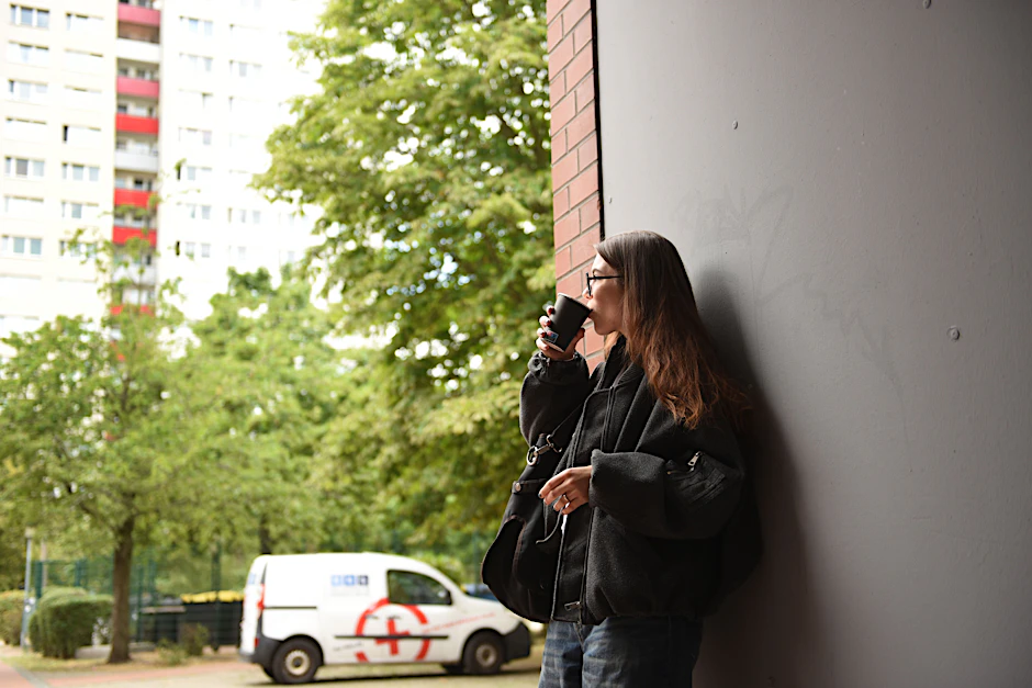Mit einem Coffee to go in der Hand lehne ich an einer Hauswand in Marzahn – zwischen den großen Plattenbauten und kleinen Läden, fernab von den bekannten Touristenpfaden. Hier zeigt sich ein anderes Berlin.