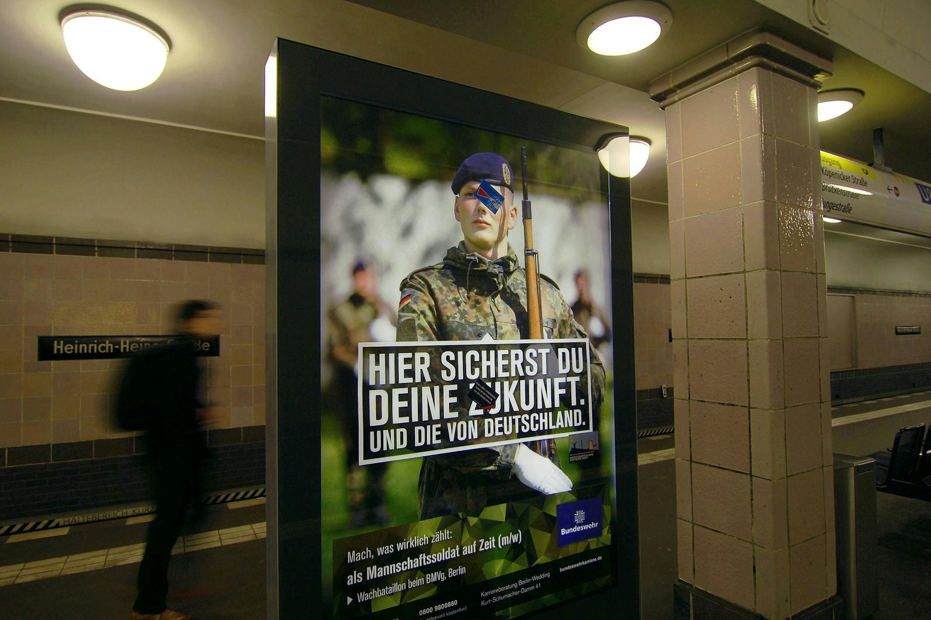 U-Bahnhof Heinrich-Heine-Straße (U8) mit Bundeswehr-Werbung