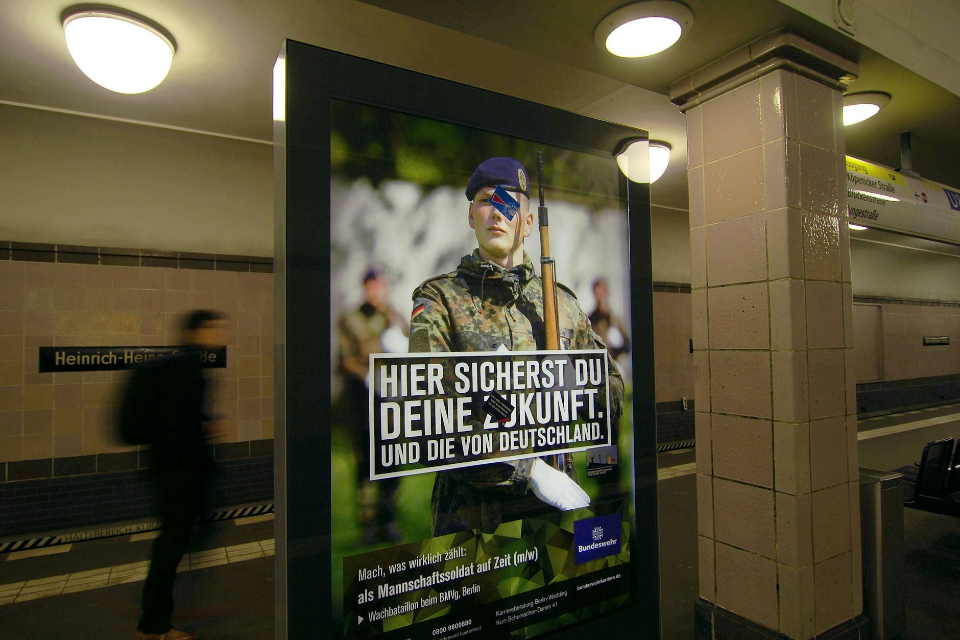 U-Bahnhof Heinrich-Heine-Straße (U8) mit Bundeswehr-Werbung