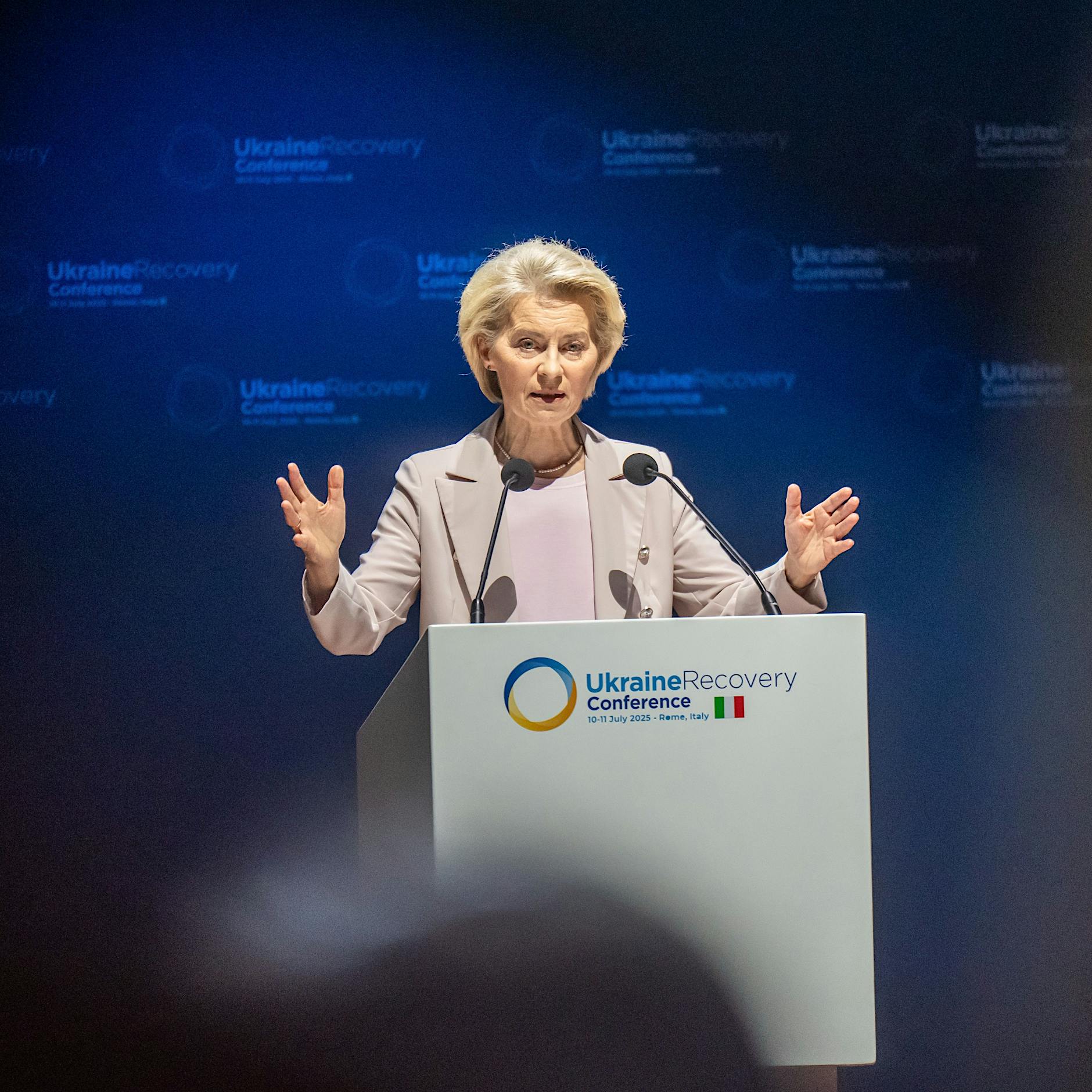 Wiederaufbau der Ukraine: Wie die EU Rüstung, Korruption und Finanzdeals fördert