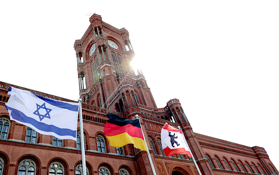 Die israelische, die deutsche und die Berliner Flagge vor dem Roten Rathaus. In dem Bildausschnitt nicht zu sehen: die Europaflagge, drei Ukraine-Flaggen und eine Regenbogenflagge.