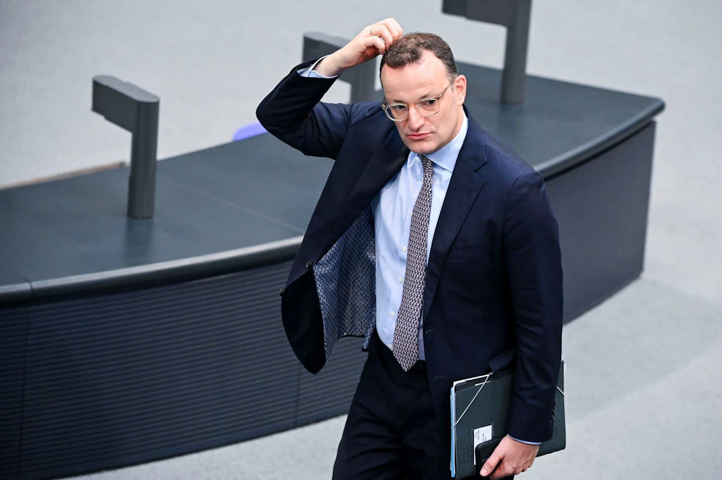 Jens Spahn (CDU), Vorsitzender der Unions-Fraktion im Bundestag, verlässt in der Sitzungsunterbrechung den Plenarsaal.