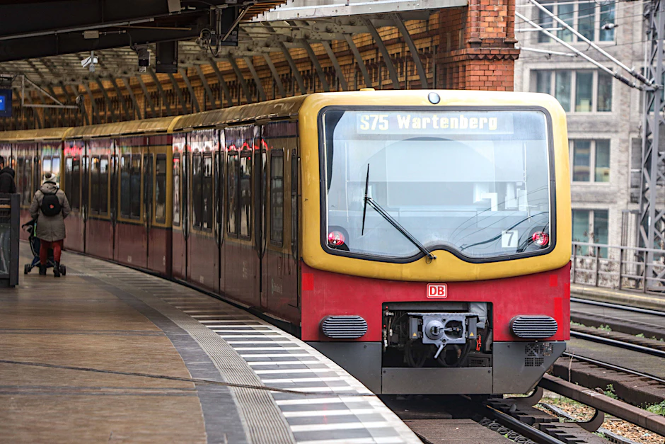 Eine S-Bahn hält am Hackeschen Markt in Mitte. Dieser Bereich der Berliner Stadtbahn war zuletzt besonders häufig von Signalstörungen betroffen.