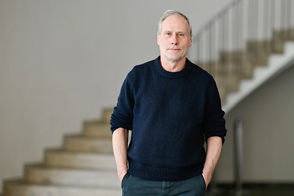 Der Schauspieler Wolfram Koch kritisiert seinen ehemaligen Arbeitgeber, den Hessischen Rundfunk.