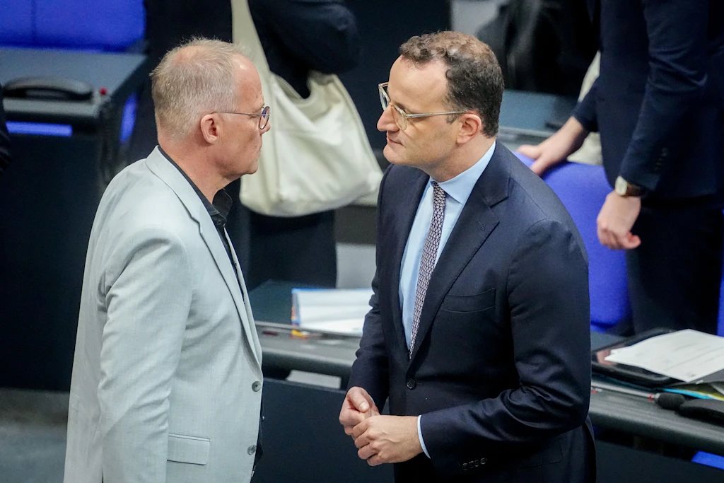 Jens Spahn (r.), Vorsitzender der Unions-Fraktion im Bundestag, und Matthias Miersch, SPD-Fraktionsvorsitzender, unterhalten sich im Bundestag zu Beginn der Sitzung.