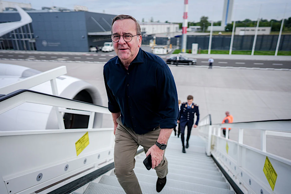 Boris Pistorius (SPD), Bundesminister der Verteidigung, geht die Gangway zum A350 der Luftwaffe für den Flug in die USA auf dem militärischen Teil des Flughafens BER hinauf.
