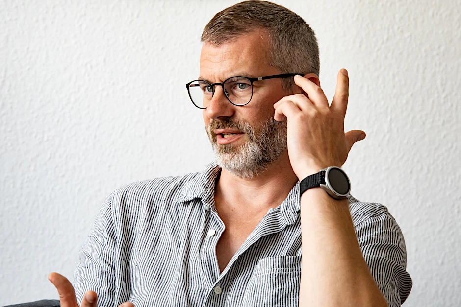Aron Usener beim Interview in den Räumen der Caritas