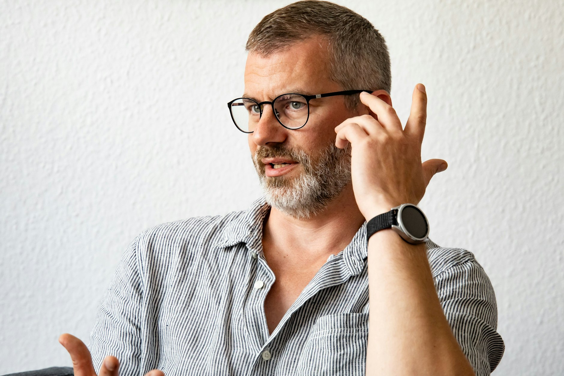 Aron Usener beim Interview in den Räumen der Caritas