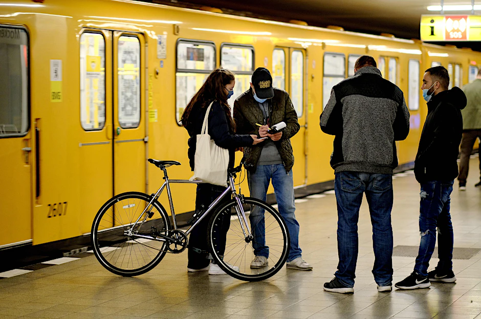Mitte: Fahrscheinkontrolle eskaliert – Beteiligter zieht Taschenmesser