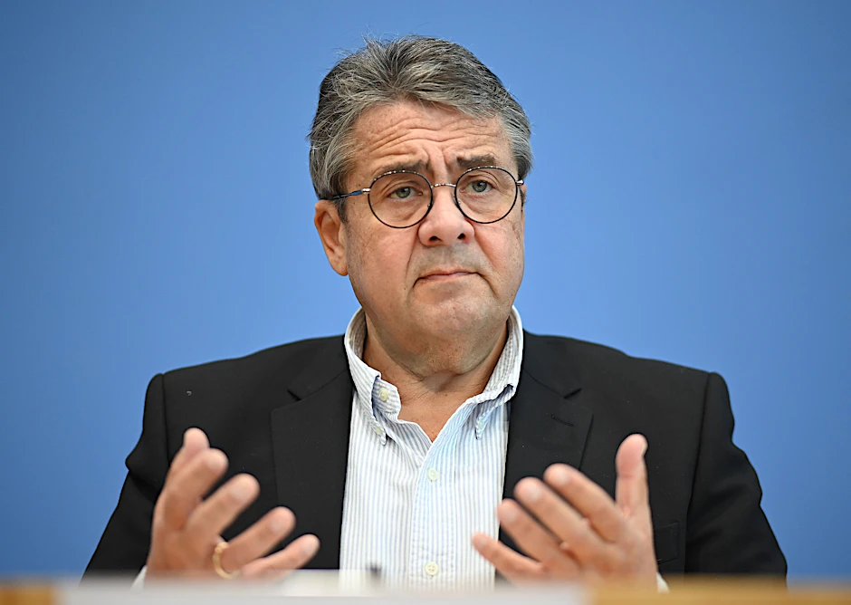 Sigmar Gabriel (SPD) kritisiert den Unionsfraktionschef Jens Spahn scharf.