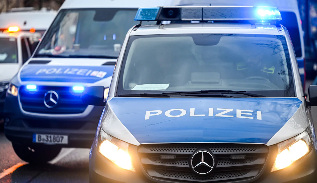 „Klares Zeichen des Rechtsstaates“: Razzia nach mutmaßlichem Angriff auf Polizisten