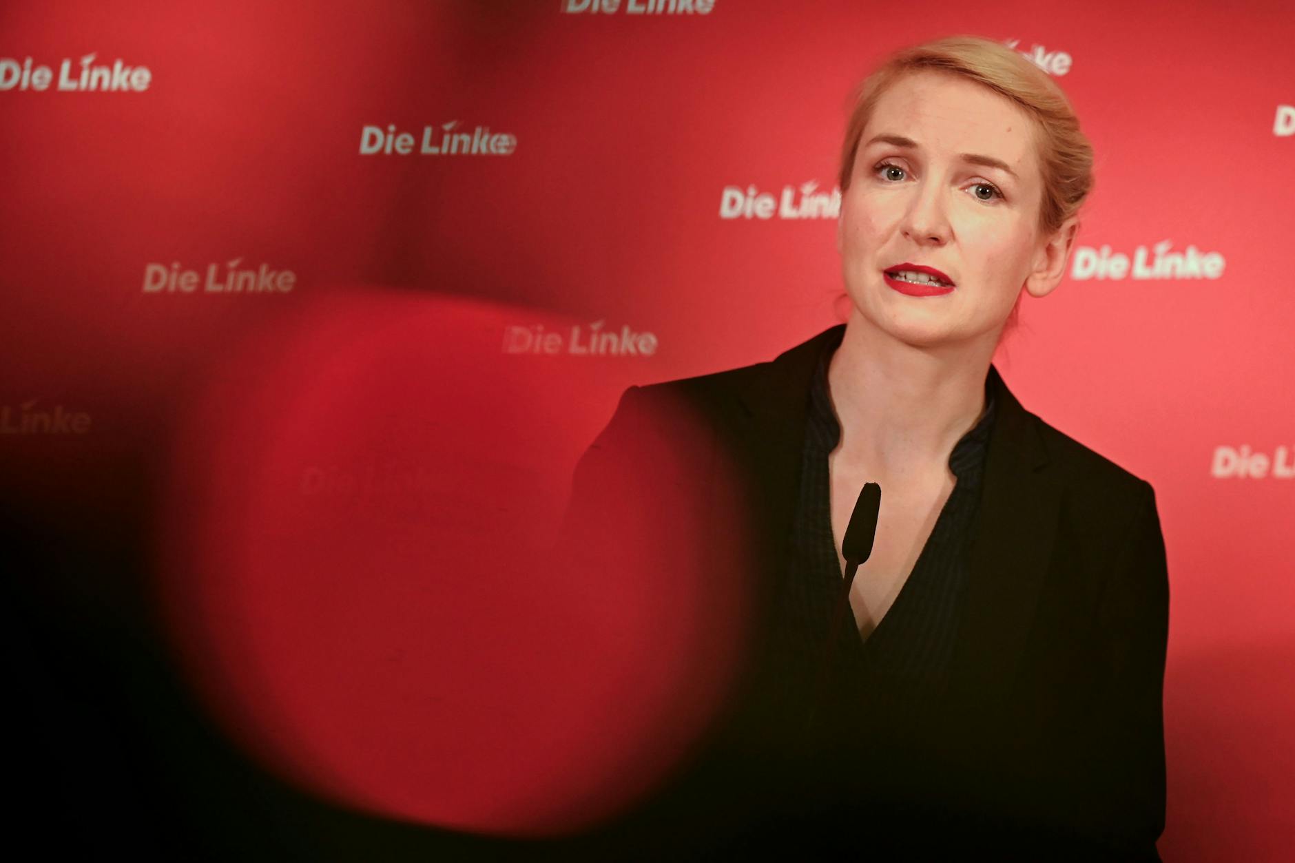 Ines Schwerdtner, Parteivorsitzende der Partei Die Linke, kritisiert einen Polizeieinsatz in Berlin.