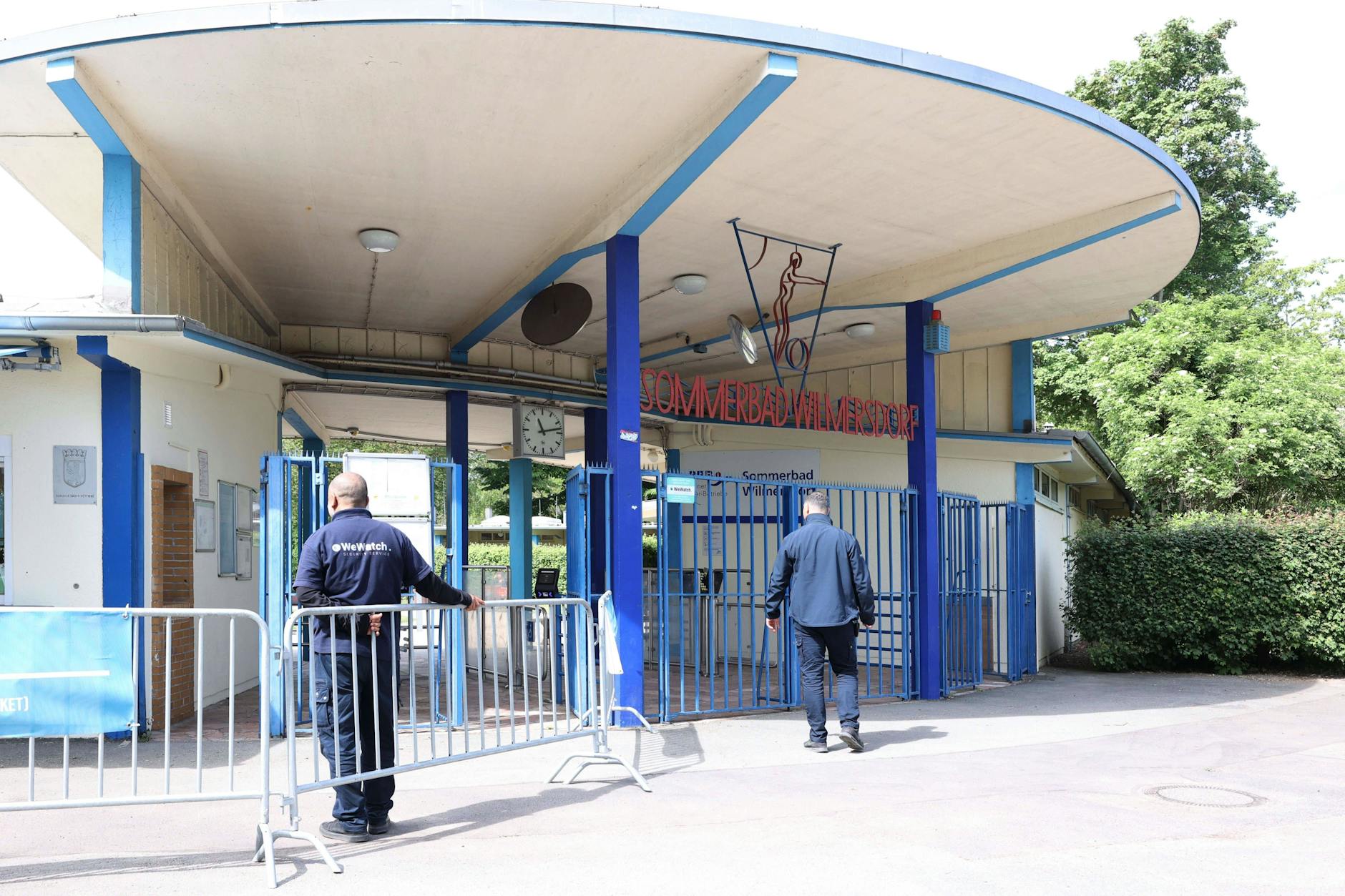 Deutschlandweit häufen sich Meldungen von sexuellen Übergriffen in Freibädern. Die Polizei muss Streife laufen, Sicherheitsmitarbeiter kontrollieren Taschen.