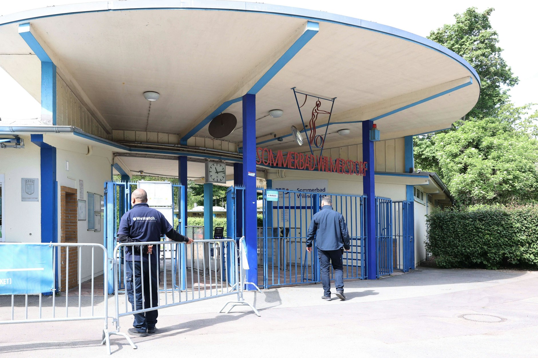 Deutschlandweit häufen sich Meldungen von sexuellen Übergriffen in Freibädern. Die Polizei muss Streife laufen, Sicherheitsmitarbeiter kontrollieren Taschen.