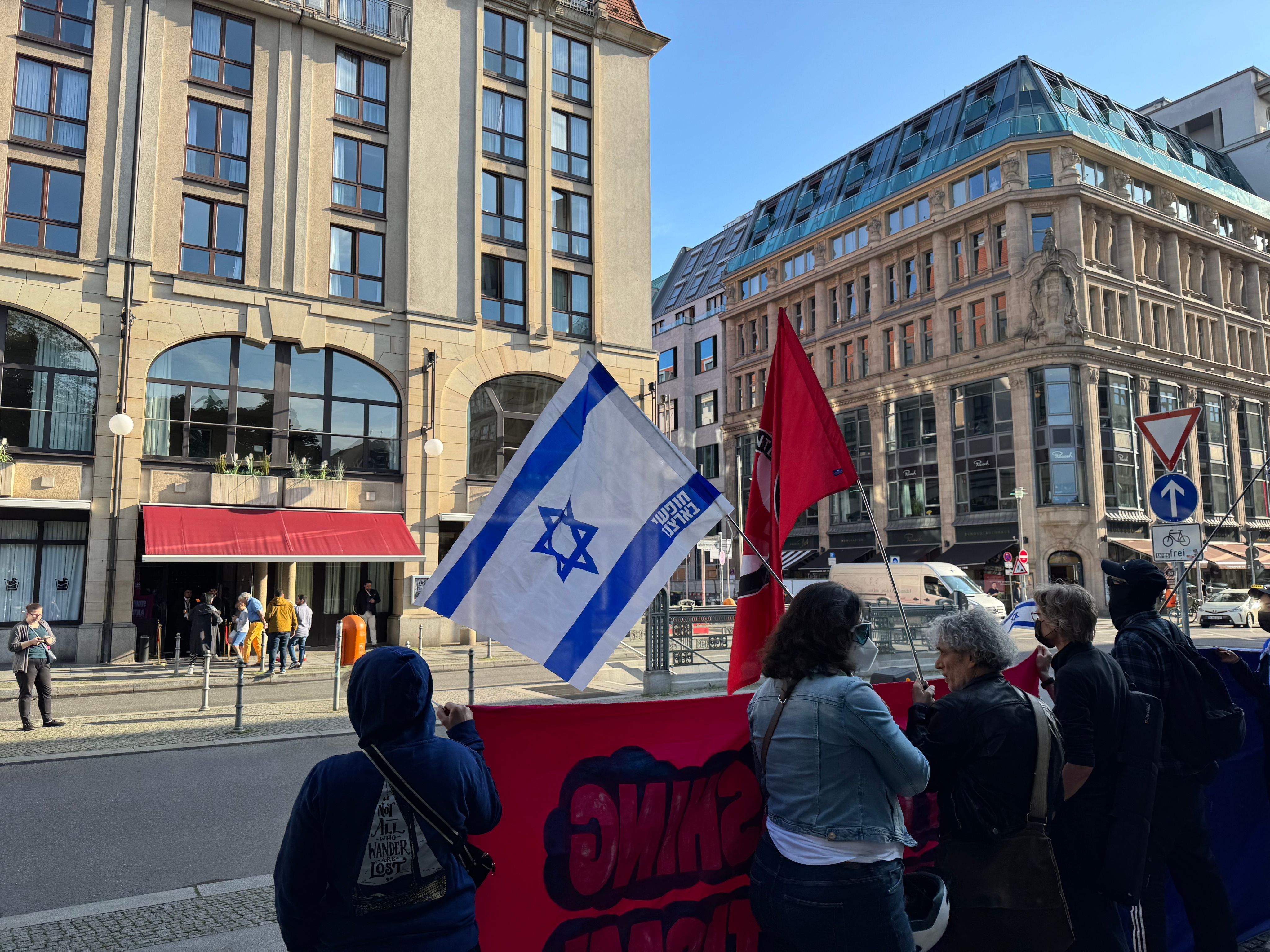 Israelisches Restaurant sagt geplante Neueröffnung ab – „Free Palestine“-Rufe am Gendarmenmarkt