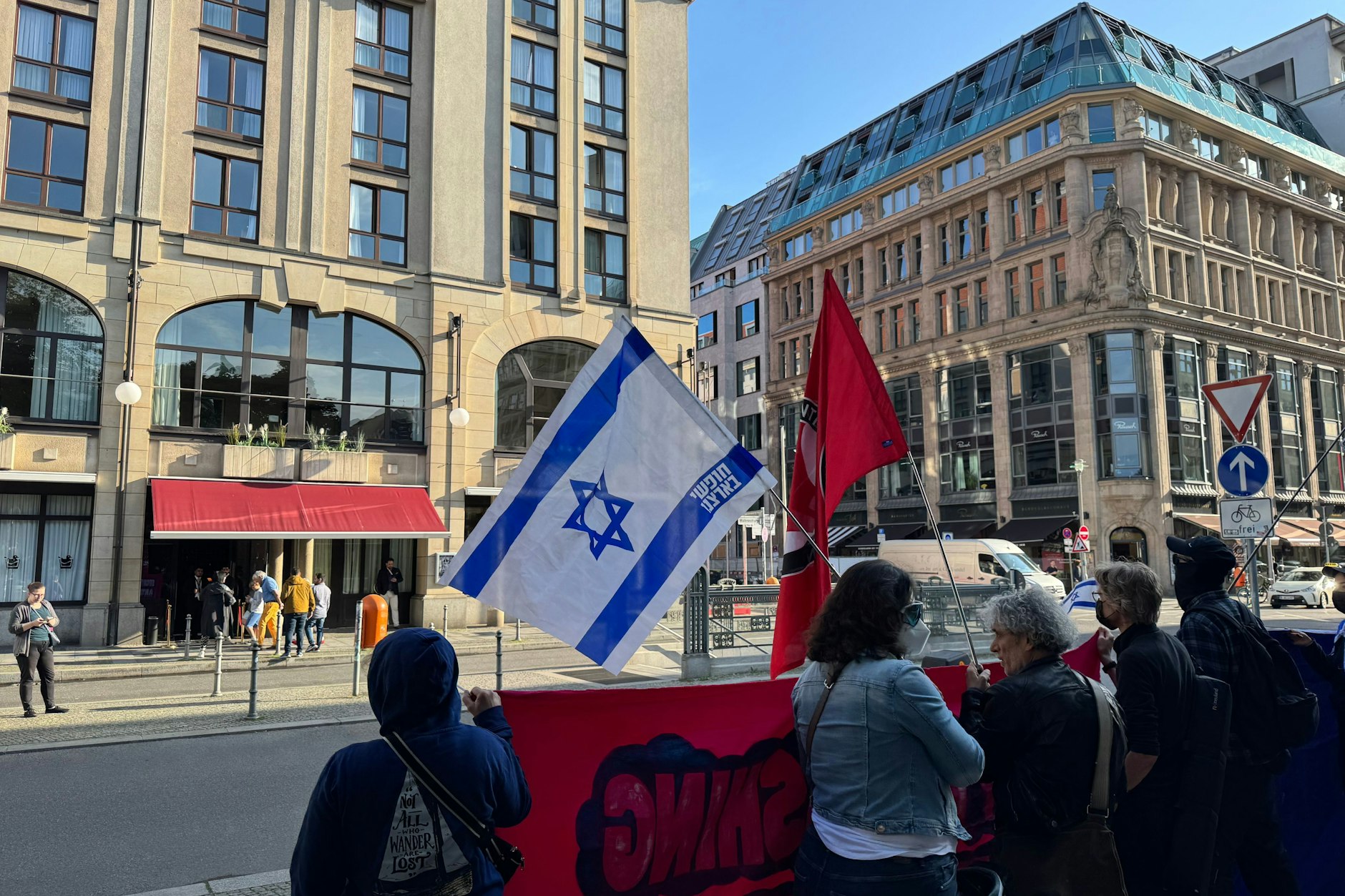 Auch eine Gegenkundgebung fand vor dem Gila and Nancy statt.