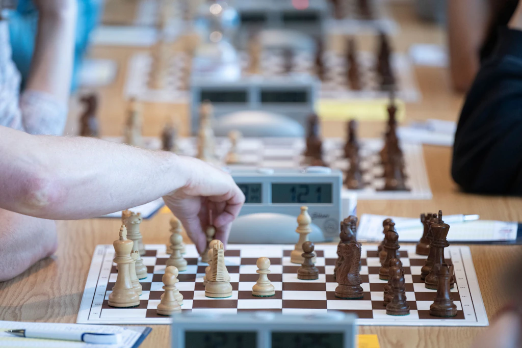 Das Schachspiel kombiniert Arminius Rolle mit dem Boxen.