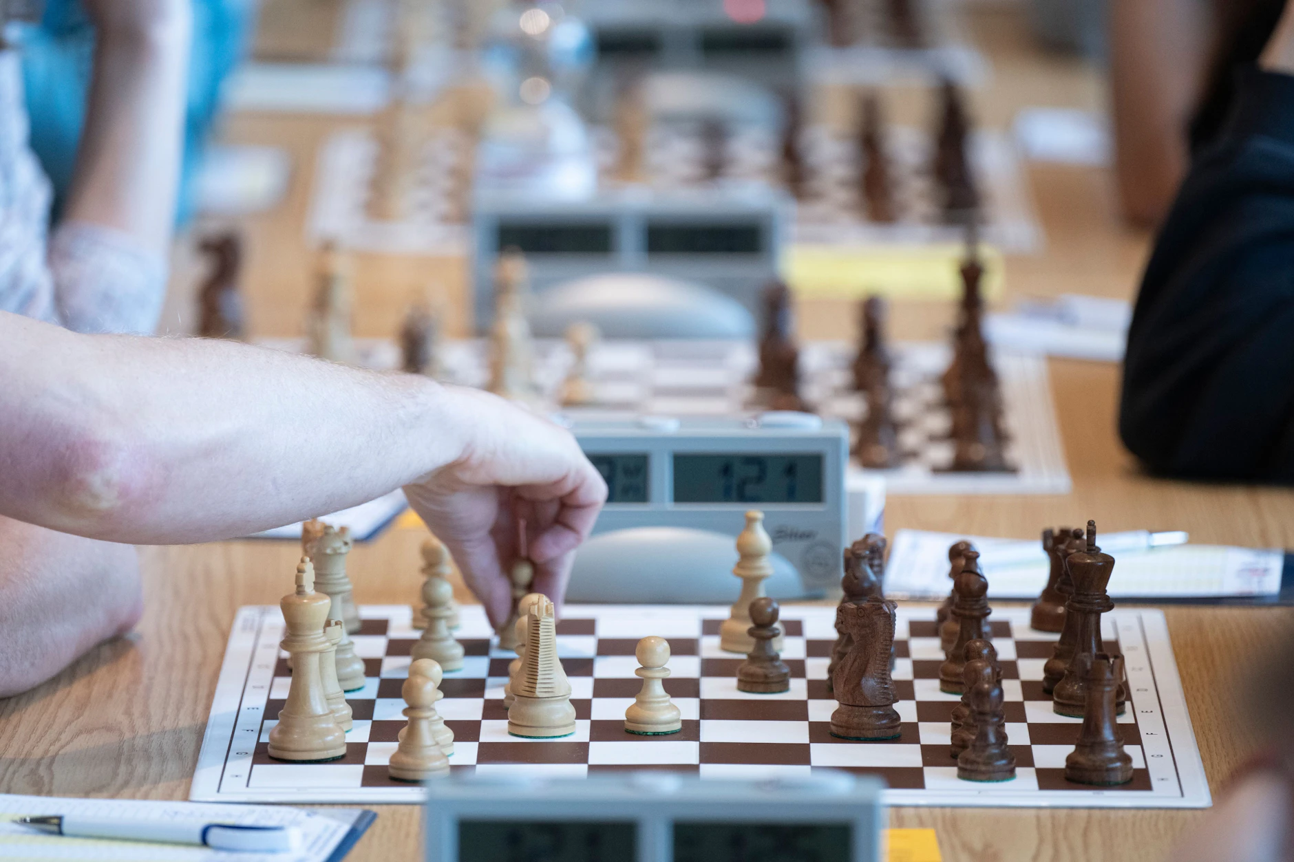 Das Schachspiel kombiniert Arminius Rolle mit dem Boxen.